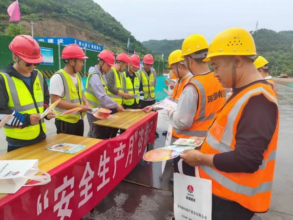 陜煤建設開展安全生產月宣傳咨詢日活動